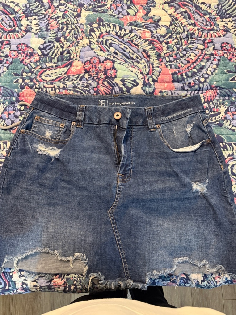 No Boundaries Women's Distressed Denim Skirt - Dark Blue